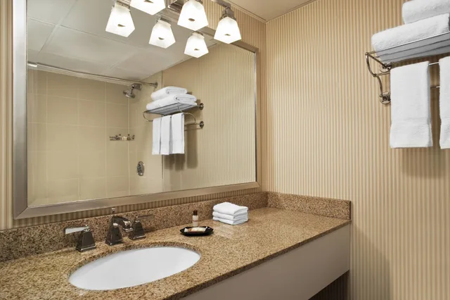 غرفة تقليدية بسريرين كوين، Sheraton Framingham Hotel Conference Center 7/10
