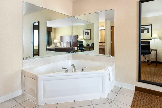 Suite, King Bed, Sofa, Best Western Wittenberg Inn 4/5