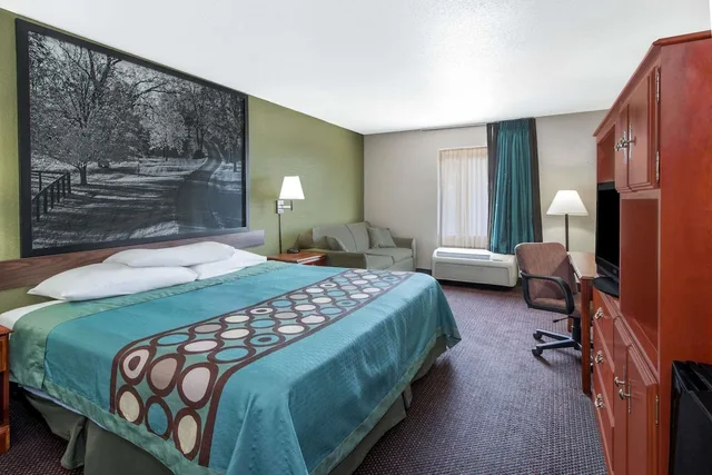 غرفة بسرير كينج لذوي الإعاقة، Super 8 by Wyndham Shepherdsville / Louisville South I65 6/10