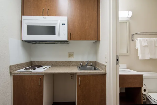 استوديو بسرير كوين لذوي الإعاقة، Suburban Studios Durham-Raleigh 3/4