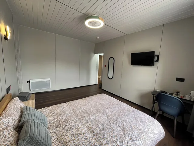 3 Rooms, Family, 1 Double and 1 Single Bed، OYO Welsh Holiday Accommodation - Modern Stay 3/8