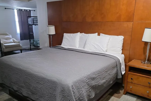 جناح استوديو عائلي بسرير كينج وأسرّة بطابقين، Shelton Inn 5/10