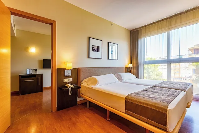 غرفة عائلية ثلاثية بثلاثة أسرّة، Hotel Vertice Sevilla 1/5