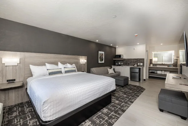 Room, King Bed, The Montclair Inn And Suites At Zion National Park 1/1