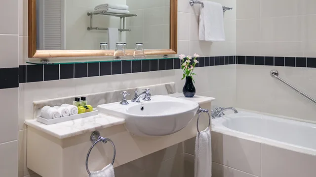 غرفة كلوب بسرير كينج بإطلالة على المرسى، Intercontinental Sanctuary Cove 5/6