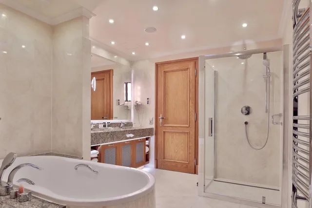 جناح غراند بإطلالة على النهر بشرفة بغرفتي نوم، Retro Riverside Wellness Resort 4/5