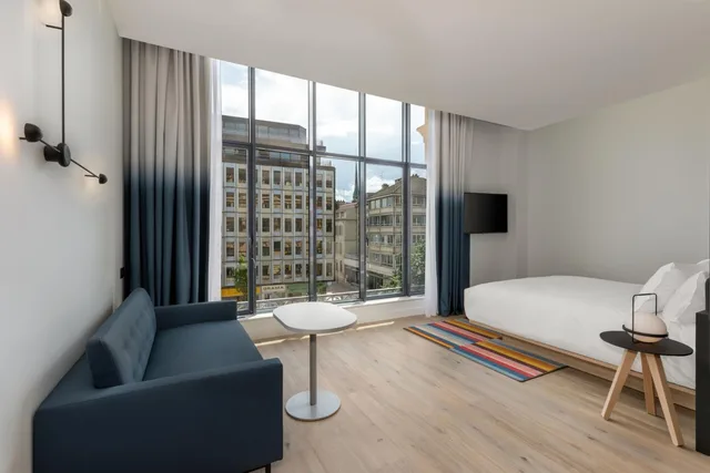 Aloft, Suite, King Bed, City View, Sofa، Aloft Hotel Dijon By Marriott 5/6