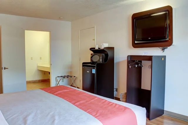 1 King Bed - Mobility Accessible Tub, Nsmk, Motel6 Bishop, CA 3/10