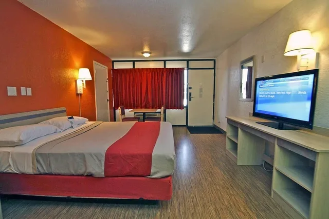 غرفة قياسية بسرير كوين، Motel6 Sallisaw, OK 5/14