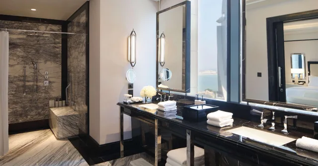 غرفة ديلوكس بسرير مزدوج لذوي الإعاقة، Waldorf Astoria Doha West Bay 4/4