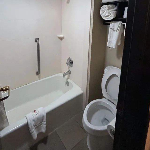 Upgrade, Superior, Suite, 2 Queen Beds، Comfort Inn & Suites Evansville Airport 2/3