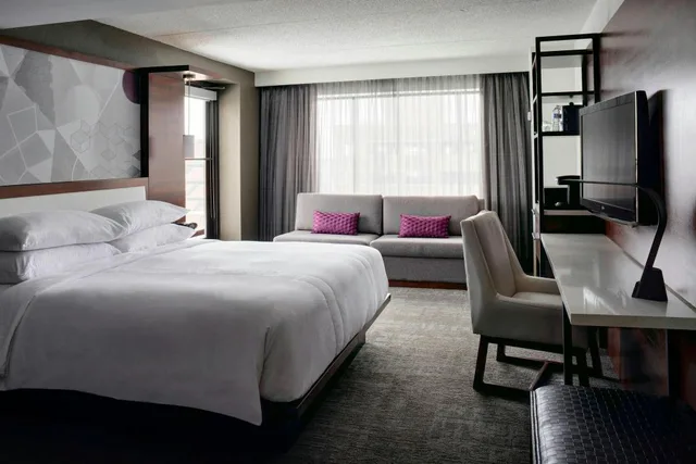 غرفة ركنية بسرير كينج بشرفة مع أريكة مع دخول الصالة، Marriott East Lansing At University Place 1/3