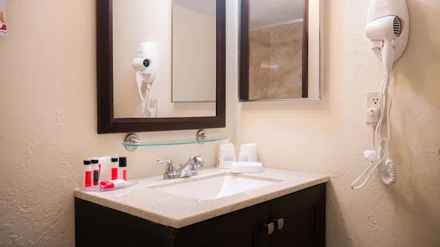 Deluxe, 2 Queen Beds, Partial View, Kitchenette، Ramada Plaza by Wyndham Marco Polo Beach Resort 6/7