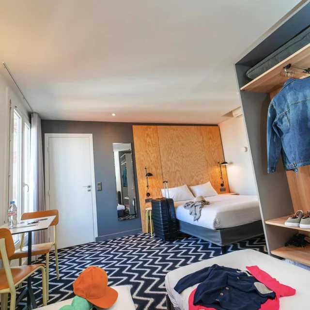 جناح بسرير مزدوج وسريرين منفصلين مع أريكة، Ibis Styles Paris Place d Italie Bute aux Cailles 2/6