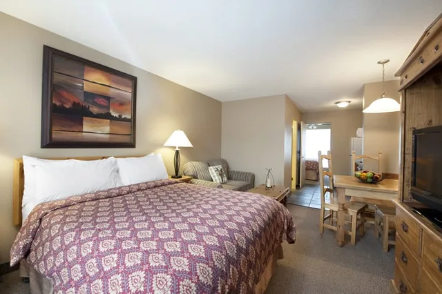 جناح بثلاثة أسرّة، Tonquin Inn Jasper Hotel 1/1