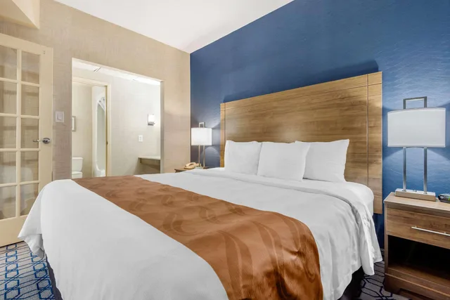 Upgrade, Suite, King Bed، Quality Suites Whitby 3/10