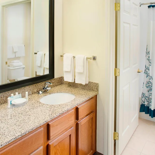 جناح بسرير كوين بغرفة نوم واحدة مع أريكة بحوض استحمام لذوي الإعاقة، Residence Inn Dallas Park Central 3/4