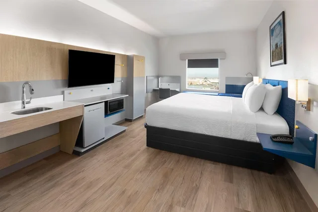 جناح بسرير كينج مع أريكة، Microtel Inn & Suites by Wyndham Tooele 1/3