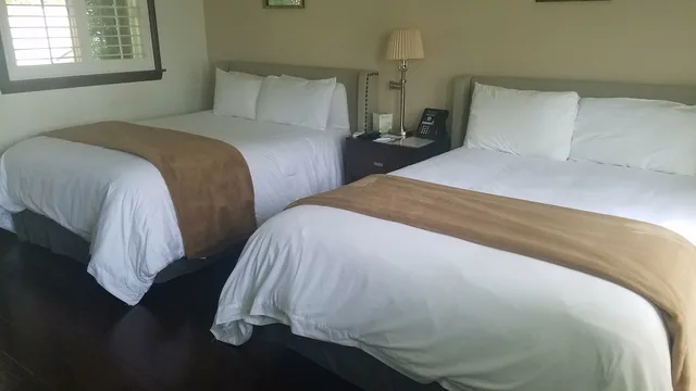 غرفة بسريرين كوين بإطلالة على الحديقة، Malibu Country Inn 1/1