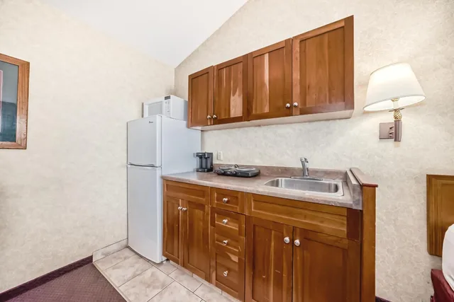 جناح جونيور، Stony Plain Inn & Suites 5/6