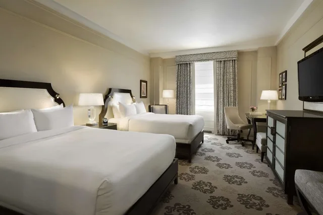 Deluxe, 2 Queen Beds, Fairmont Hotel Vancouver 1/3