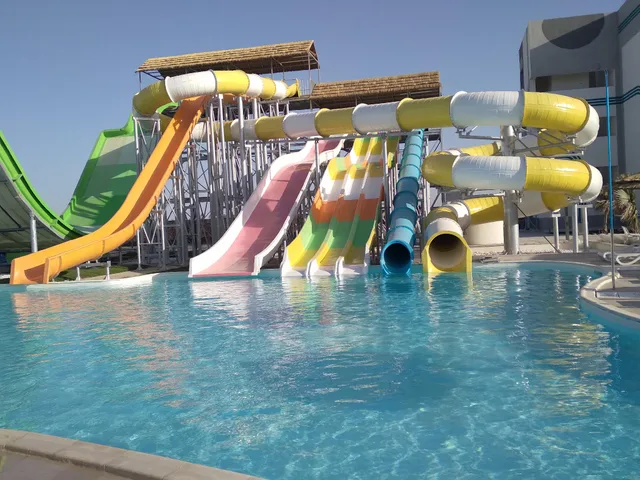 غرفة بسرير مزدوج أو سريرين منفصلين بإطلالة على المسبح، Amwaj Beach Club Abu Soma 1/1
