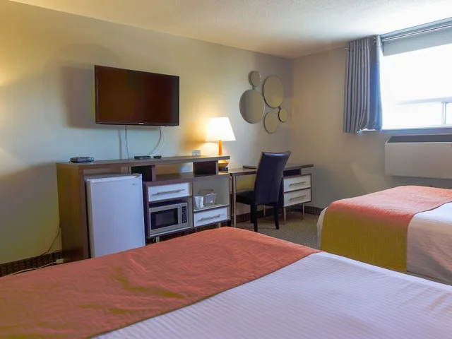 Room, 2 Double Beds, Howard Johnson By Wyndham Gravenhurst 2/4
