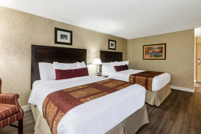 غرفة بسرير فردي وسريرين مزدوجين، Ramada By Wyndham Coquitlam 1/6