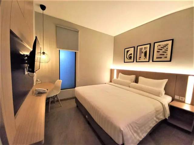 غرفة سوبيريور بسرير كينج، Front One King Hotel Tuban 2/3
