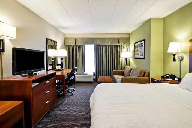 Study, King Bed, Sofa، Hampton Inn Chicago/Gurnee 4/6