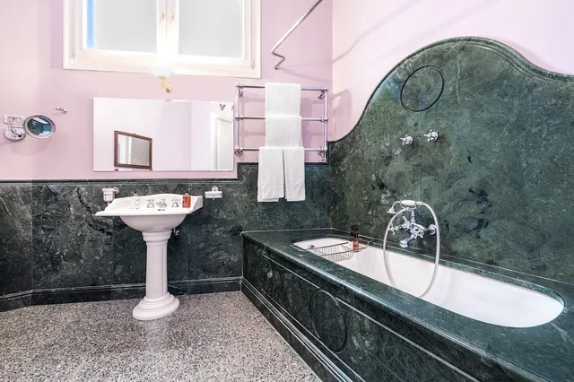جناح جونيور بسرير كوين، Hotel Locarno 5/6