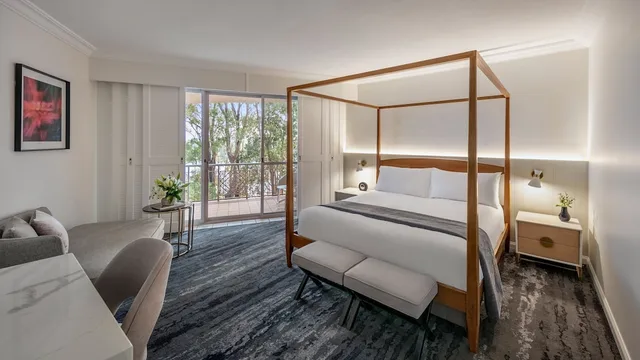 جناح بسرير كينج بإطلالة على الحديقة مع أريكة، Intercontinental Sanctuary Cove 1/2