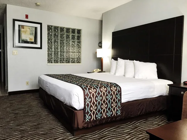 غرفة بسرير كينج مع أريكة بحوض جاكوزي، Best Western Executive Inn Mount Gilead 3/6