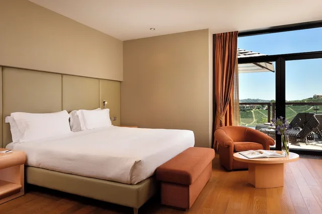 غرفة جونيور بسرير كينج بشرفة، Il Boscareto Resort Spa 3/10