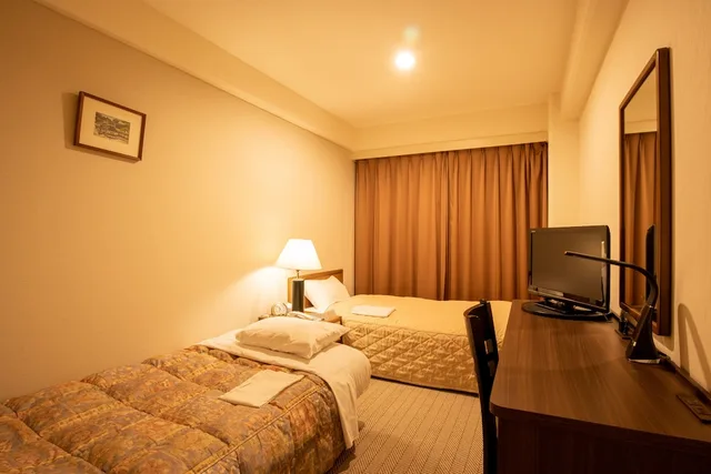 غرفة اقتصادية بسريرين منفصلين مع أريكة للمدخنين، HOTEL SUNROUTE MATSUYAMA 1/2