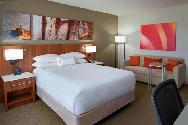 غرفة بسرير كينج وسرير كوين، Delta Hotels by Marriott Toronto Airport & Conference Centre 2/9