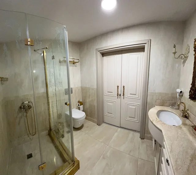 جناح ملكي متصل بسرير مزدوج وسريرين منفصلين بإطلالة على البحر، LE MARDE HOTEL 9/10