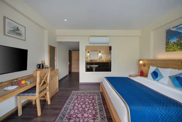 جناح كلوب تنفيذي بسرير كينج بشرفة، JuSTa Luxe Birding Resort and Spa Dharmshala 2/6