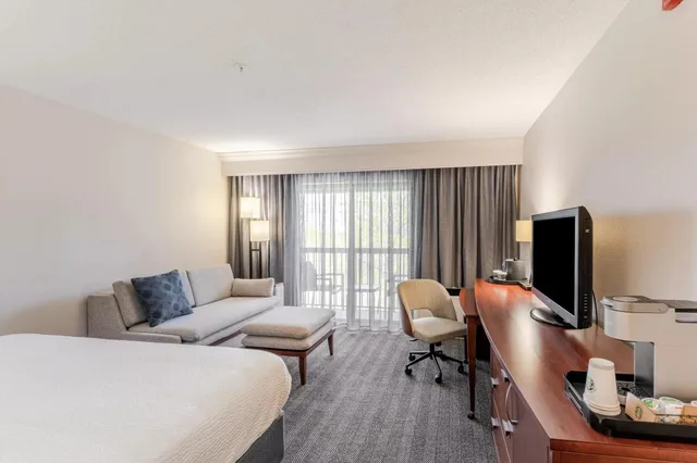 غرفة بسرير كينج، Courtyard By Marriott Burlington Williston 2/10