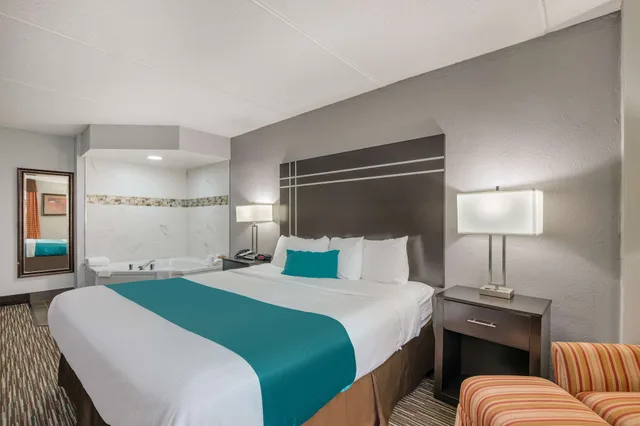 غرفة قياسية بسرير كينج بحوض جاكوزي لذوي الإعاقة، Best Western Waukesha Grand 3/6