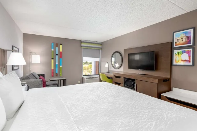 غرفة بسرير كينج مع أريكة، Hampton Inn Columbus/Dublin 2/7