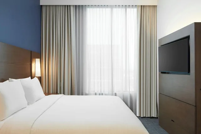 جناح بسريرين كوين بإطلالة على المدينة بغرفة نوم واحدة مع أريكة لذوي الإعاقة، Residence Inn by Marriott Reston 2/3