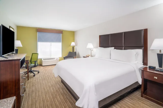 Standard, King Bed, Extra Floor Space، Holiday Inn Express Suites Hinesville East Fort Stewart 1/2