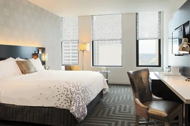 غرفة بسرير كينج لذوي الإعاقة، Renaissance Cincinnati Downtown Hotel 1/1