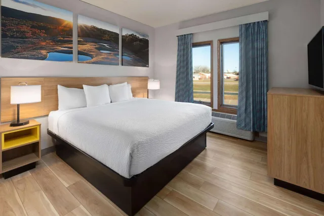 جناح بسرير كينج بغرفة نوم واحدة مع أريكة، Days Inn by Wyndham Hutchinson 1/4