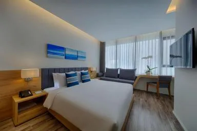 غرفة ديلوكس بسرير كينج بإطلالة جزئية على البحر، Parosand Danang Hotel 1/1