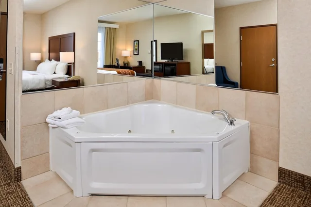 جناح بسرير كينج مع أريكة بمنطقة جلوس بحوض جاكوزي بمطبخ صغير، Comfort Inn And Suites Madison North 6/7