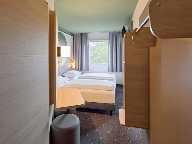 غرفة بسريرين منفصلين، B&B HOTEL Koln-Marsdorf 4/4