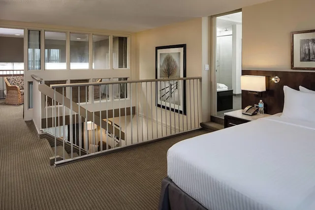جناح كلوب بسرير مزدوج بغرفة نوم واحدة، Delta Hotels By Marriott Calgary South 2/5