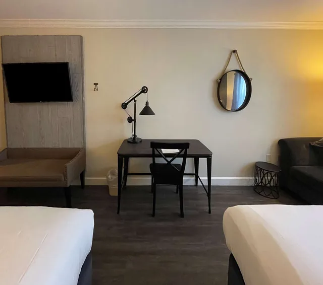 Upgrade, 2 Queen Beds، The Century House Ascend Hotel Collection 9/10